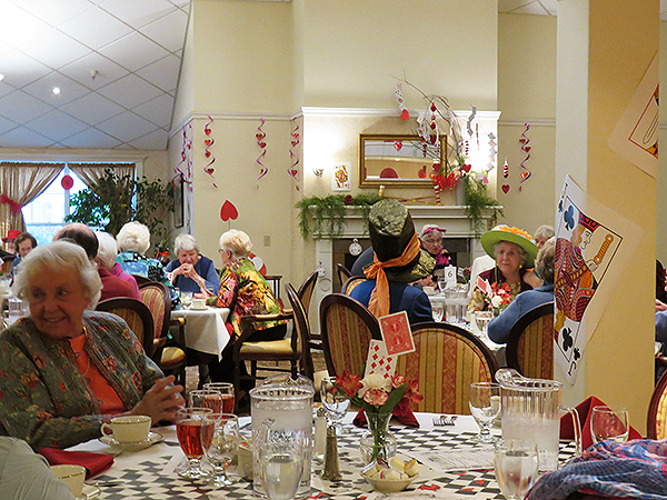 Residents Dining at 32 Anniversary Party